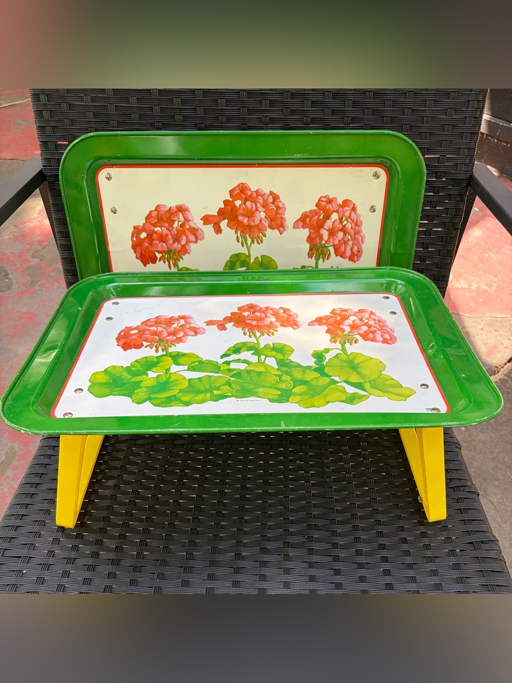 2  Metal Trays 80's Lap Serving Tv tray. Red Geraniums. Sturdy And Functional